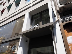 Rakennuksessa on kyltti, jossa lukee: ”JUNO RESIDENCES”.