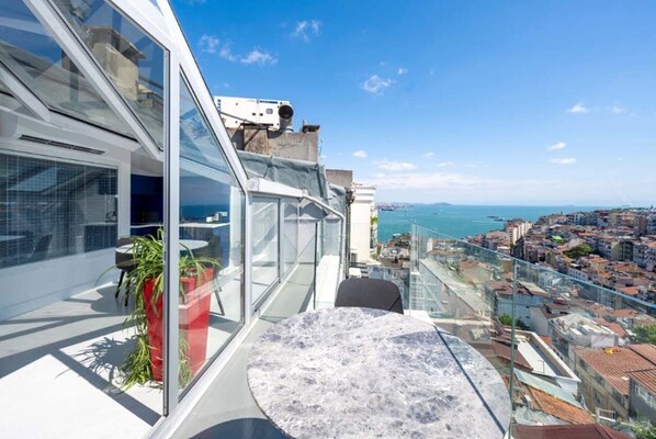 Outdoor dining - Juno Residences (Istanbul)