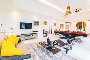 Una Smart TV, un reproductor estéreo