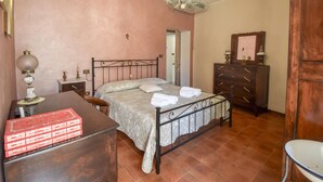 A bedroom with a bed, bedside tables, a dresser, a mirror, and a chandelier. - 3 bedroom nice apartment in Conca Casale (Conca Casale)