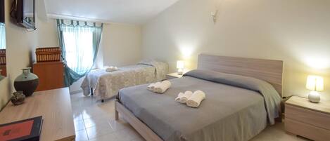 3 bedrooms, travel crib, WiFi (free)