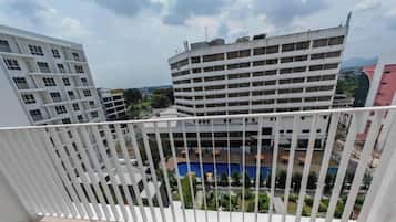 Appartement Affaires, balcon, vue jardin | Enceinte de l’hébergement