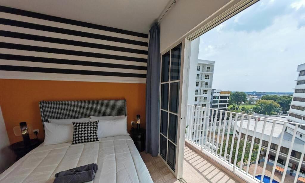 Escritorio, cortinas blackout y tabla de planchar con plancha 
