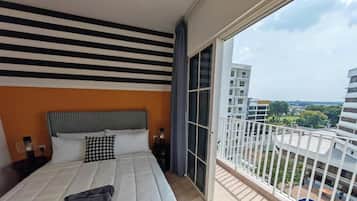 Escritorio, cortinas blackout y tabla de planchar con plancha