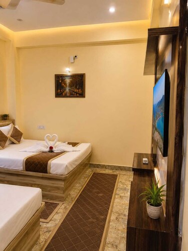 Hotel The Raveera Inn