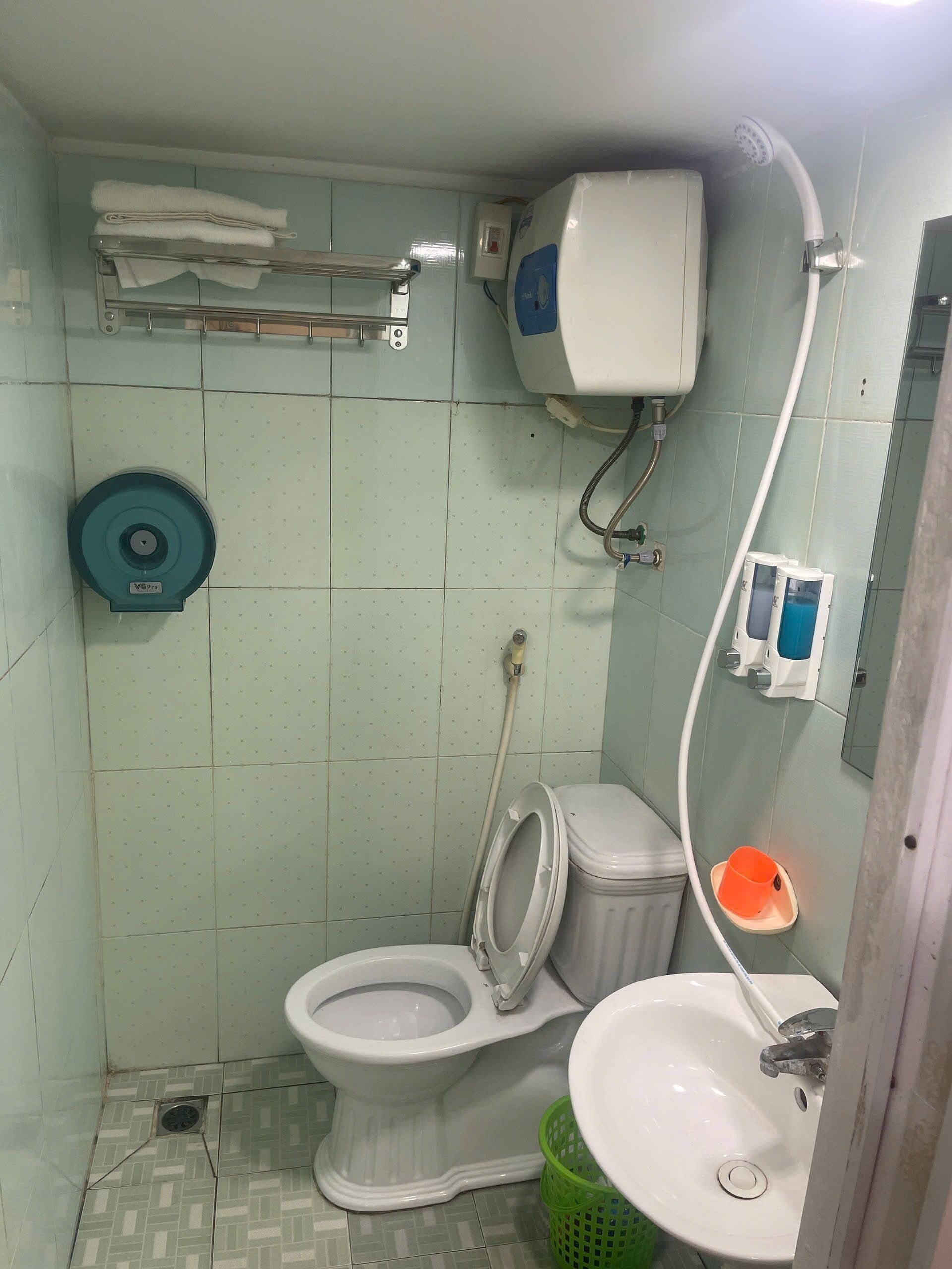Basic Double Room Single Use | Bathroom | Shower, towels