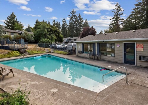 Bright & Stylish 3BR Wilsonville Townhome Near Parks, Dining & Wine Country