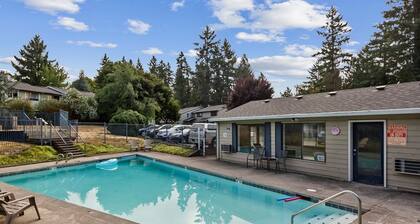 Bright & Stylish 3BR Wilsonville Townhome Near Parks, Dining & Wine Country