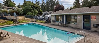 Bright & Stylish 3BR Wilsonville Townhome Near Parks, Dining & Wine Country