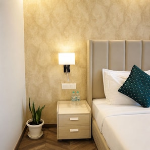 Escritorio, wifi gratis y ropa de cama