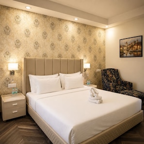 Desk, free WiFi, bed sheets - La Flora Resort (Meerut)