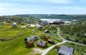 Un village rural avec des maisons, un lac et une route.