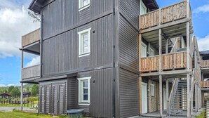 En byggnad med flera våningar och en balkong på höger sida.