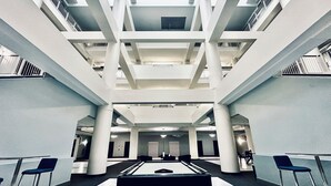 Amplio espacio interior con mesa de billar, asientos y un techo alto con vigas estructurales.