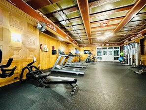 Ein Fitnessstudio mit Laufbändern, Ergometer und Krafttrainingsgeräten.
