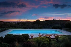 A rectangular swimming pool with a clear blue water surface, surrounded by well-maintained hedges and a variety of shrubs. - Villa Sealine - Pool & Garden (Medulin)