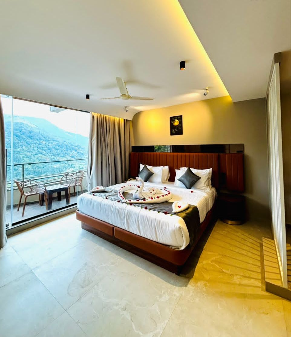 Quarto casal premium, sacada, vista para a montanha | Camas com colchões de espuma com sistema de memória, frigobar