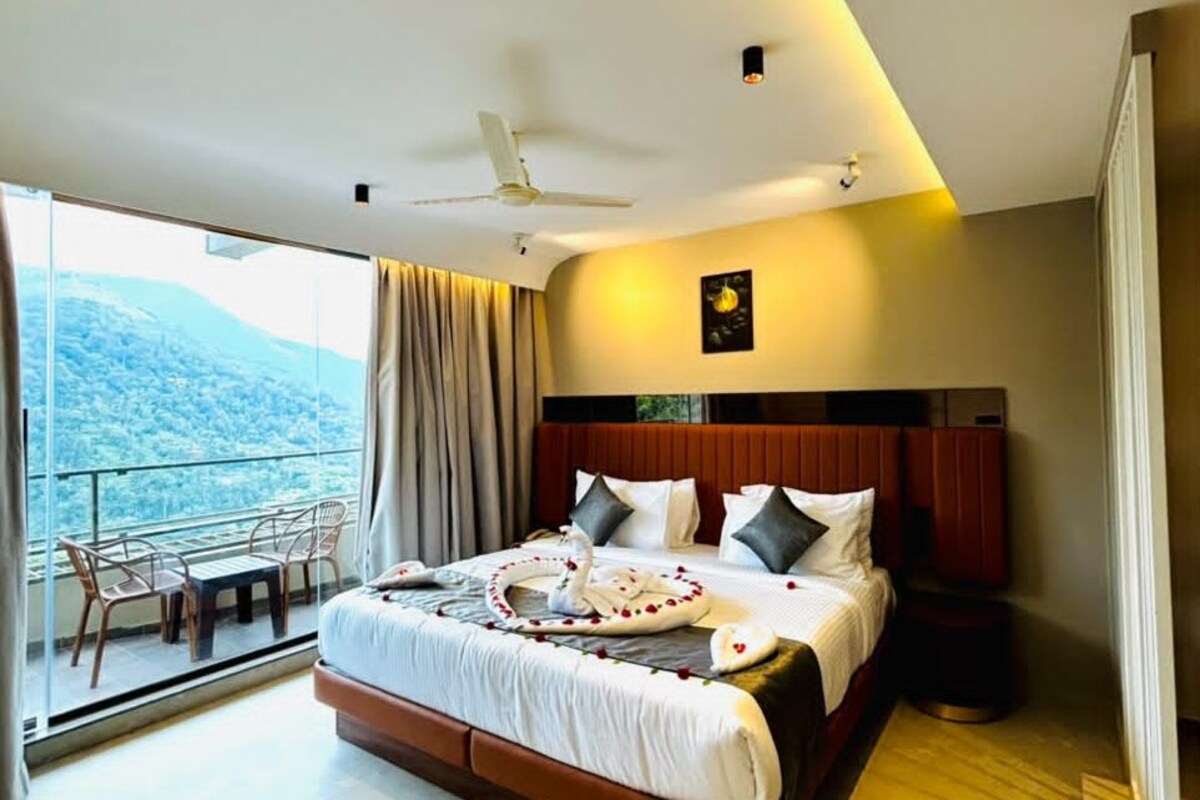 Habitación doble Premium, balcón, vista a la montaña | Camas con efecto memoria, minibar y caja de seguridad en la habitación 