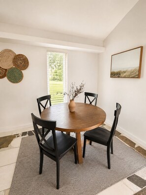 Dining - Lakefront Studio Near Universal & Sea world (Orlando)