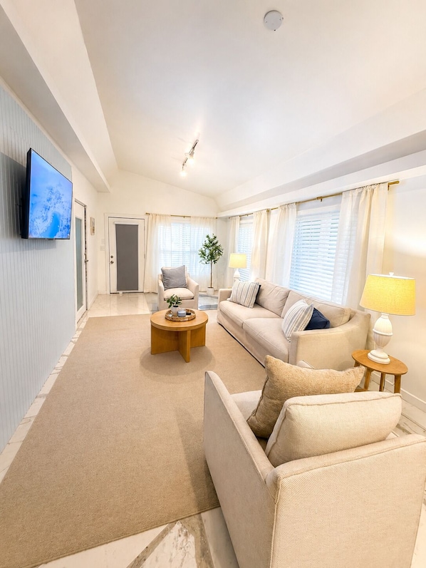 Living area - Lakefront Studio Near Universal & Sea world (Orlando)