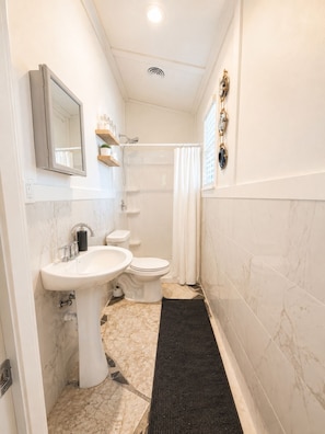 Bathroom - Lakefront Studio Near Universal & Sea world (Orlando)