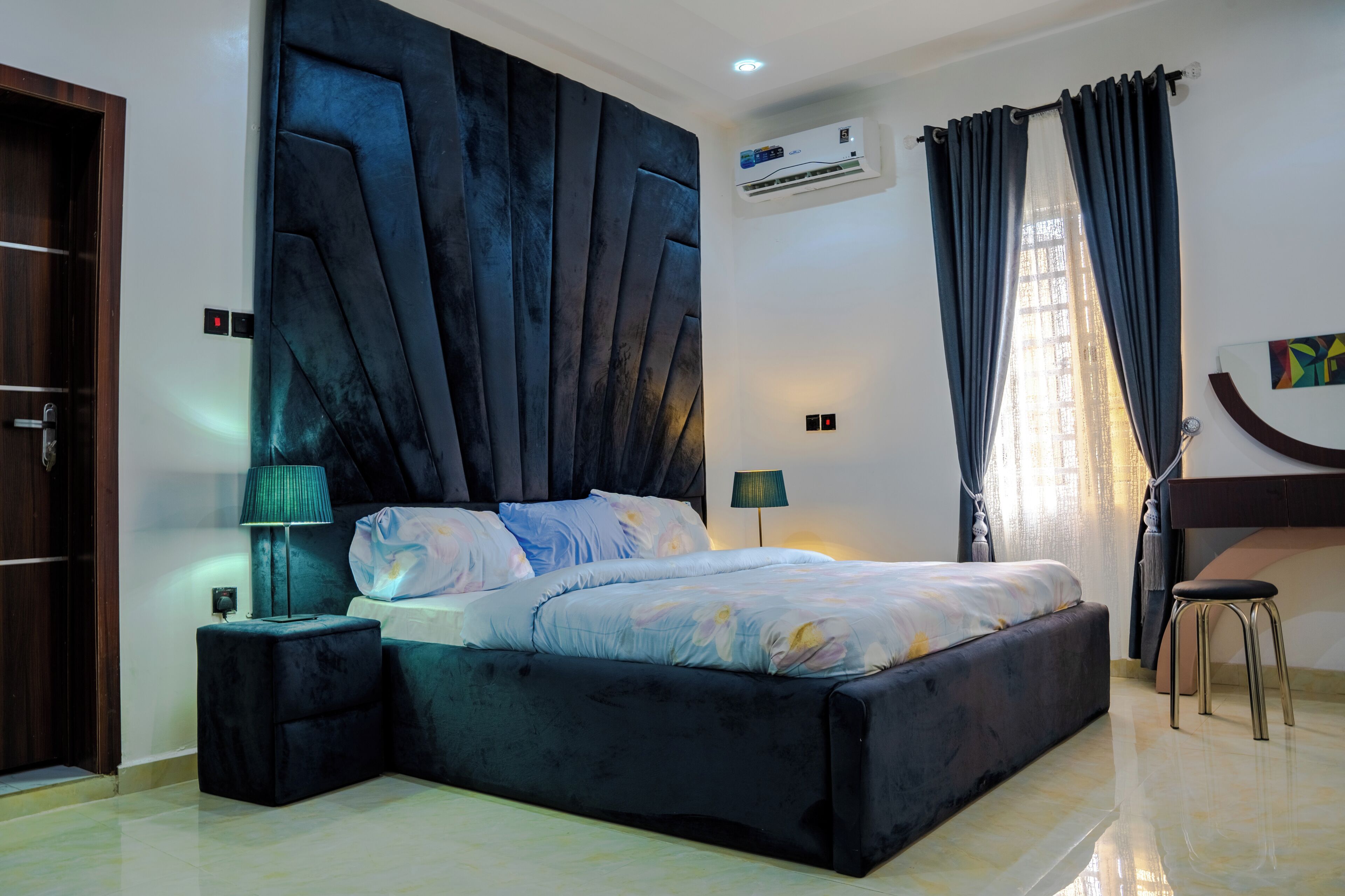 Iron/ironing board, Internet, bed sheets