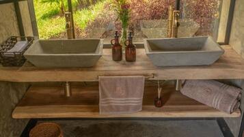 Deluxe Double Room, Mountain View | Bathroom