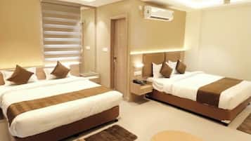 Luxury Quadruple Room | Iron/ironing board (on request), free WiFi