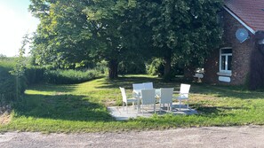 Outdoor dining - Vacation Home for 12 People Between Dornumersiel and Bensersiel, Pet-Friendly (Dornum)