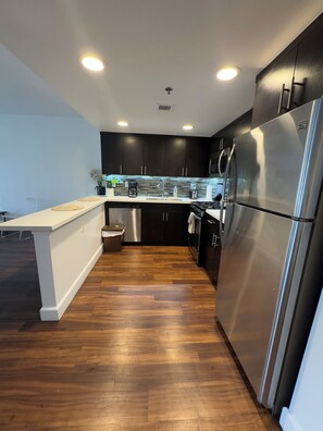 Private kitchen - Bohemian Charm: DTLA Skyline Views + Parking (Los Angeles)
