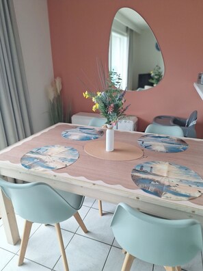 Dining - Mooie studio voor 4 nabij zee en winkels. honden welkom, garage inclusief  (Nieuwpoort)