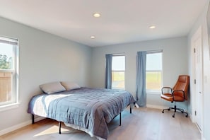 Iron/ironing board, WiFi, bed sheets - New 2x2 house. Airplane and water views! Walk to docks! Dogs OK! Sleep 6 (Westport)