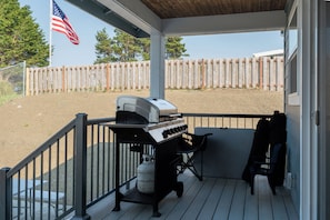 Terrace/patio - New 2x2 house. Airplane and water views! Walk to docks! Dogs OK! Sleep 6 (Westport)
