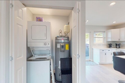 New 2x2 house. Airplane and water views! Walk to docks! Dogs OK! Sleep 6