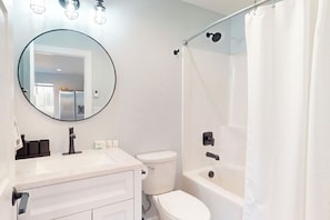 Shower, towels, soap, toilet paper - New 2x2 house. Airplane and water views! Walk to docks! Dogs OK! Sleep 6 (Westport)