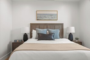Downstairs guest bedroom with queen bed - NEW: Fun on 4th Encinitas (Aug 2026) rooftop fire pit (Encinitas)