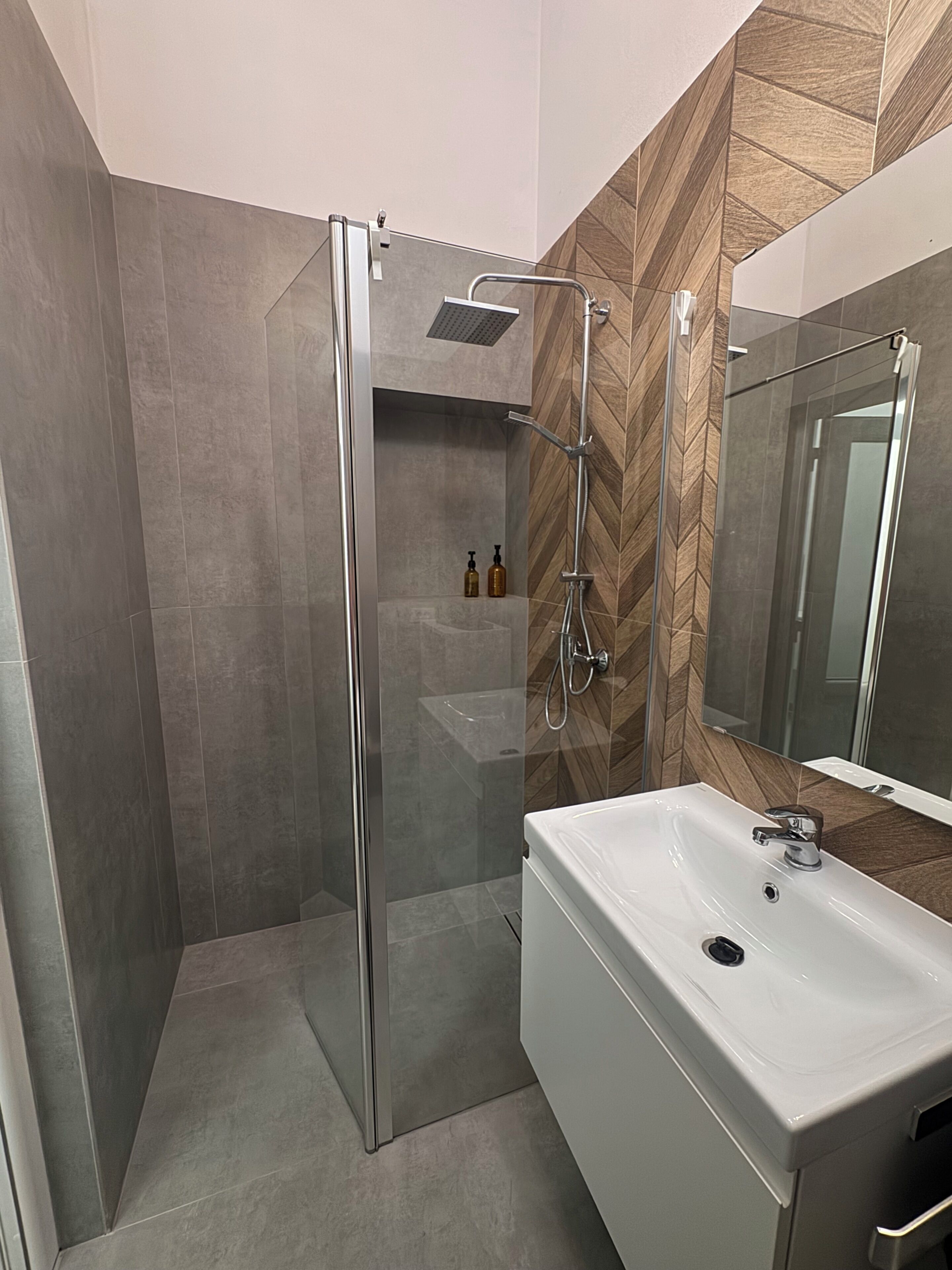 Douche, sèche-cheveux, serviettes fournies, savon