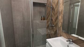 Douche, sèche-cheveux, serviettes fournies, savon