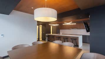 Comfort Apartment, 2 Bedrooms, Executive Level | Dining