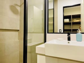 Apartamento conforto, 2 quartos, no andar executivo | Banheiro