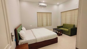 Desk, laptop workspace, iron/ironing board (on request), WiFi (free) - OASIA RESORT (Kannur)