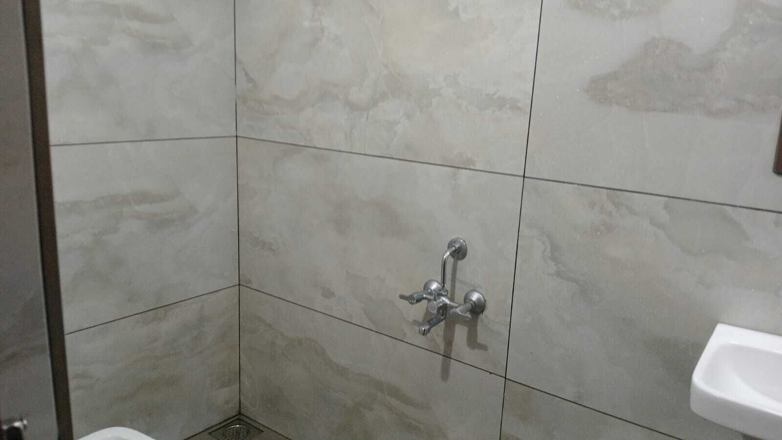 Standard Double Room | Bathroom | Shower, towels, soap, shampoo