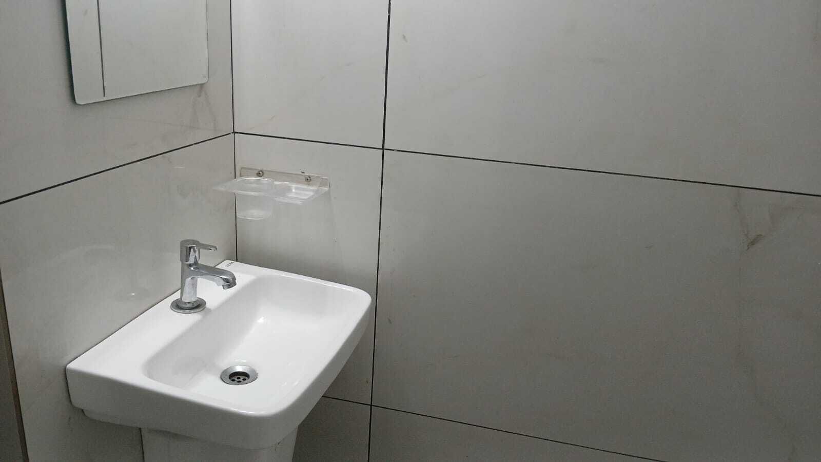 Douche, serviettes fournies, savon, shampoing