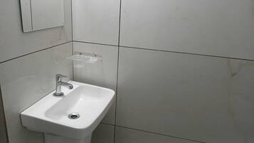 Douche, serviettes fournies, savon, shampoing