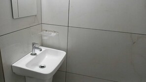 Regadera, toallas, jabón, shampoo