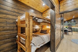 2 bedrooms, travel cot, WiFi, bed sheets - Autumn Escape at Wears Valley • Hot Tub and Fireplace (Sevierville)