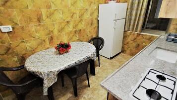 Dormitório compartilhado clássico, vista para a cidade | Cozinha privada | Refrigerador em uma área comum
