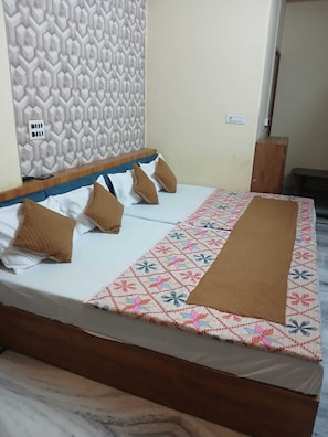 Family Room, Air conditioning | WiFi (free) - Mysuru Dine  (Varanasi)