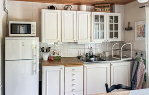 Private kitchen - Cozy home in Nås dalarna with WiFi (nås dalarna)