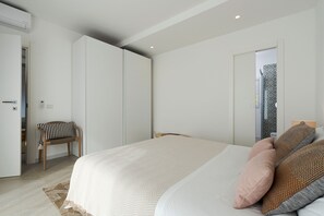 Une chambre à coucher avec un lit, une chaise et une armoire.